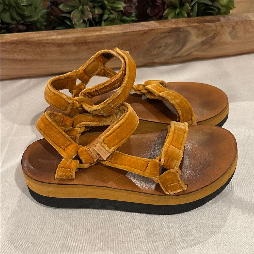 Teva Flatform Universal Velvet Sandals platform sandal women’s size 7 EUC‎ - Picture 2 of 7